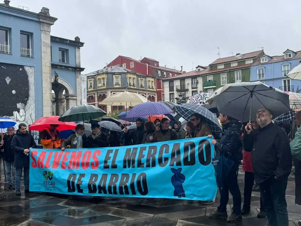 Vecinos convocados por la comisi&oacute;n Salvemos el Mercado de Puertochico realizaron una protesta bajo la lluvia. / alerta