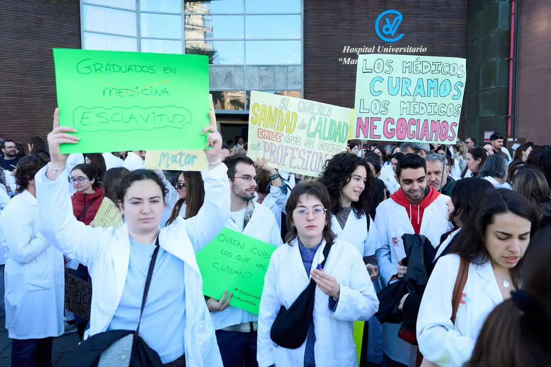 Decenas de m&eacute;dicos durante una concentraci&oacute;n. / EP
