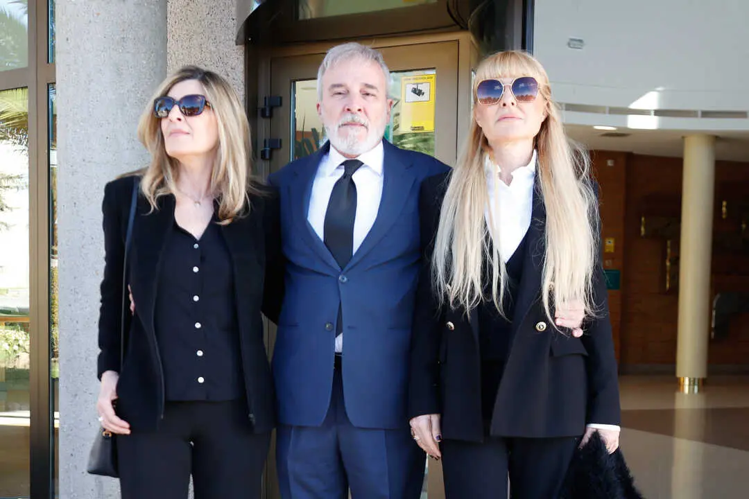 Natalia, Fernando y Cayetana Guill&eacute;n Cuervo en el Tanatorio Parcesa La Paz de Tres Cantos, para dar el &uacute;ltimo adi&oacute;s a Gemma Cuervo. / EP