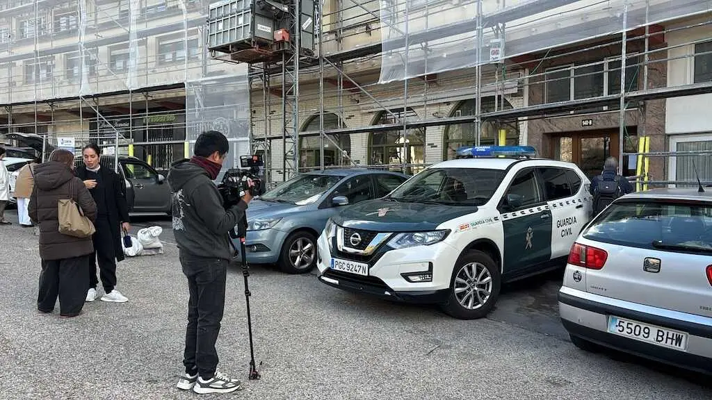 Agentes de la Guardia Civil y medios de comunicaci&oacute;n frente al portal del edificio Gorostegui, en Pedre&ntilde;a, donde se investiga el presunto asesinato de una mujer de 64 a&ntilde;os. / M.D. / ALERTA