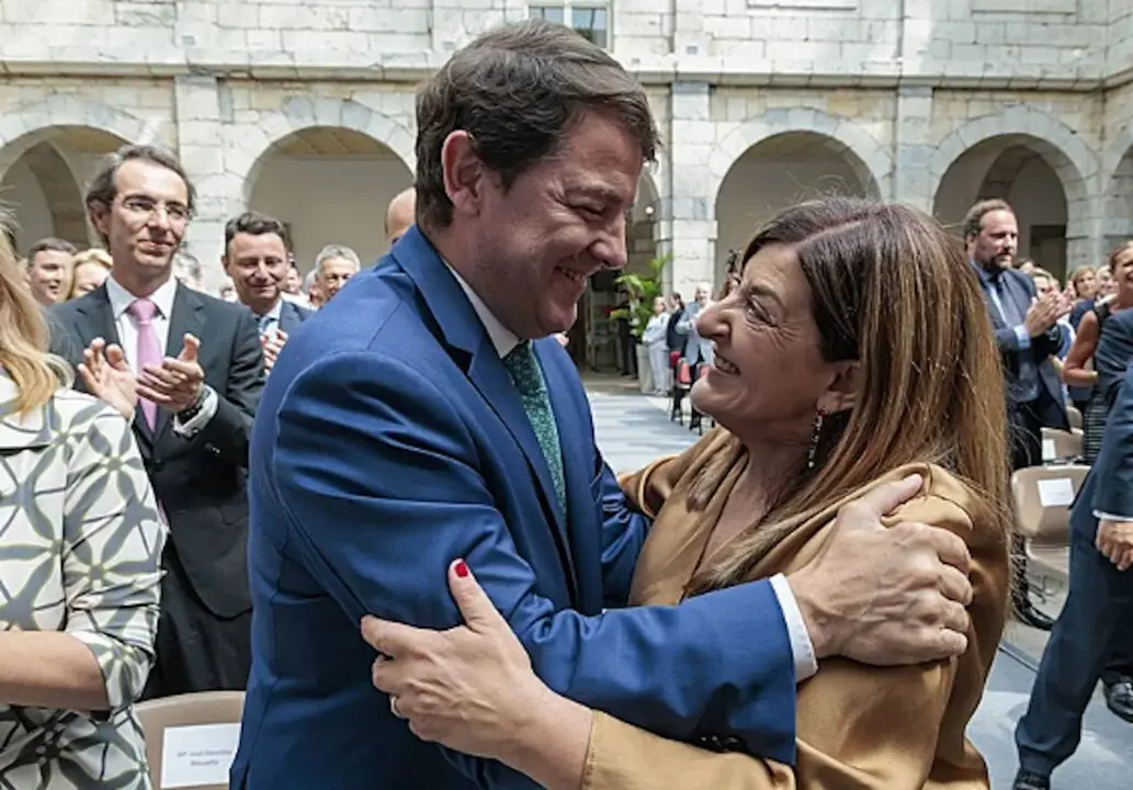 El presidente de la Junta de Castilla y Le&oacute;n, Alfonso Fern&aacute;ndez Ma&ntilde;ueco, y la presidenta de Cantabria, Mar&iacute;a Jos&eacute; S&aacute;enz de Buruaga, se saludan durante un acto institucional en una imagen de archivo.