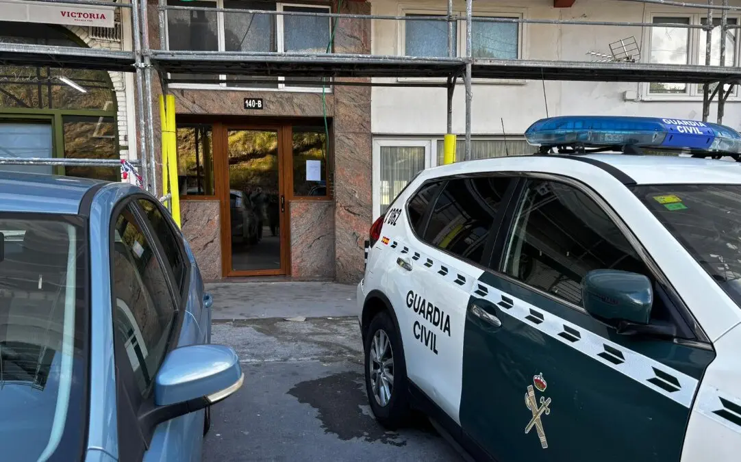 Portal del edificio Gorostegui, en Pedre&ntilde;a, donde la Guardia Civil investiga el presunto asesinato de una mujer de 64 a&ntilde;os a manos de su pareja.