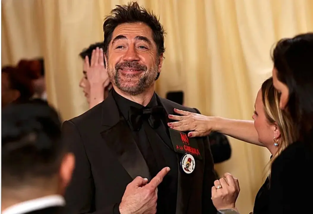 Javier Bardem presume de su chapa pol&iacute;tica en los Oscar, m&aacute;s pendiente del mensaje ideol&oacute;gico que del cine.