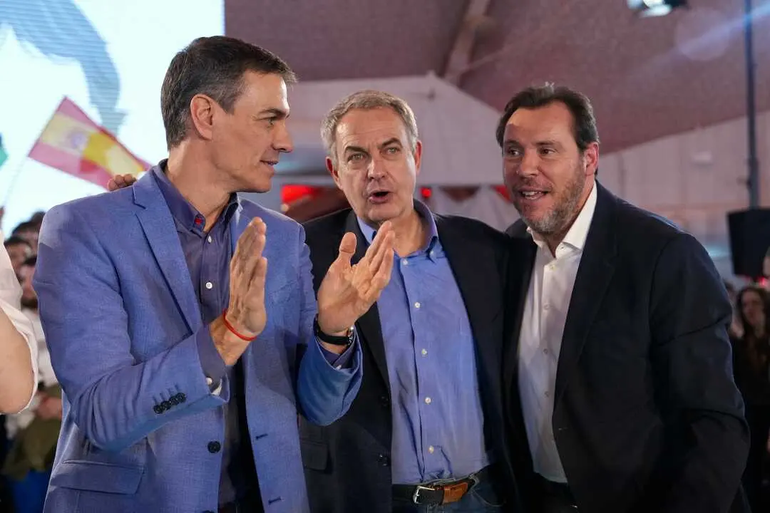 I-D) El presidente del Gobierno, Pedro S&aacute;nchez; el expresidente del Gobierno Jos&eacute; Luis Rodr&iacute;guez Zapatero y el ministro de Transportes y Movilidad Sostenible, &Oacute;scar Puente. / EP
