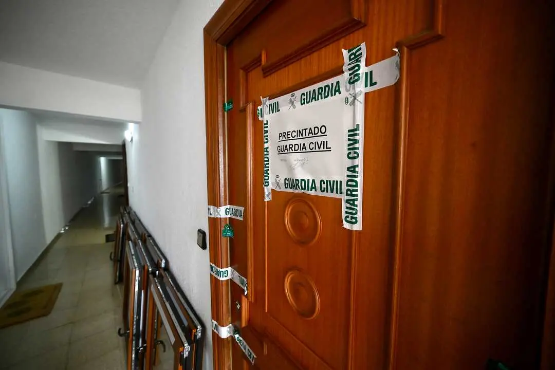 Puerta de la vivienda donde se produjo el crimen. / alerta
