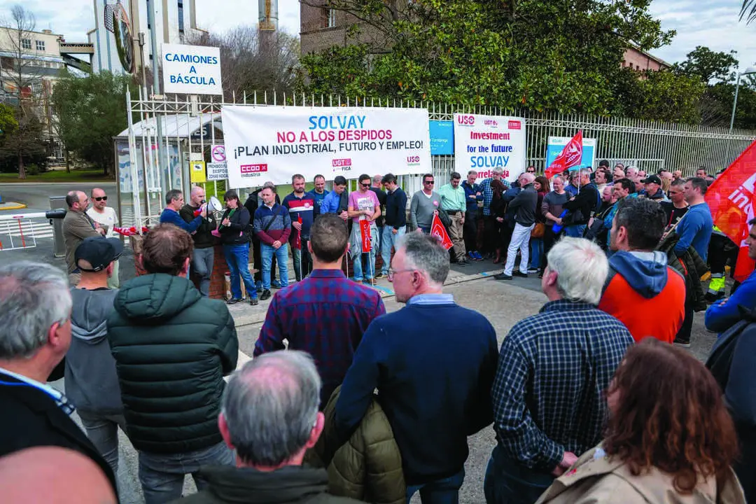 Concentraci&oacute;n de los trabajadores de Solvay a la puerta de la planta de Barreda. / alerta / archivo