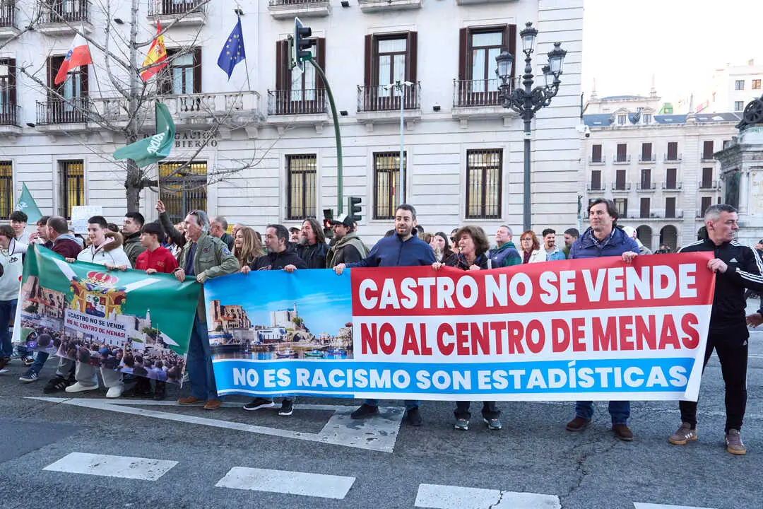 Un grupo de personas durante una concentraci&oacute;n de vecinos contra la llegada de menores extranjeros no acompa&ntilde;ados. / EP