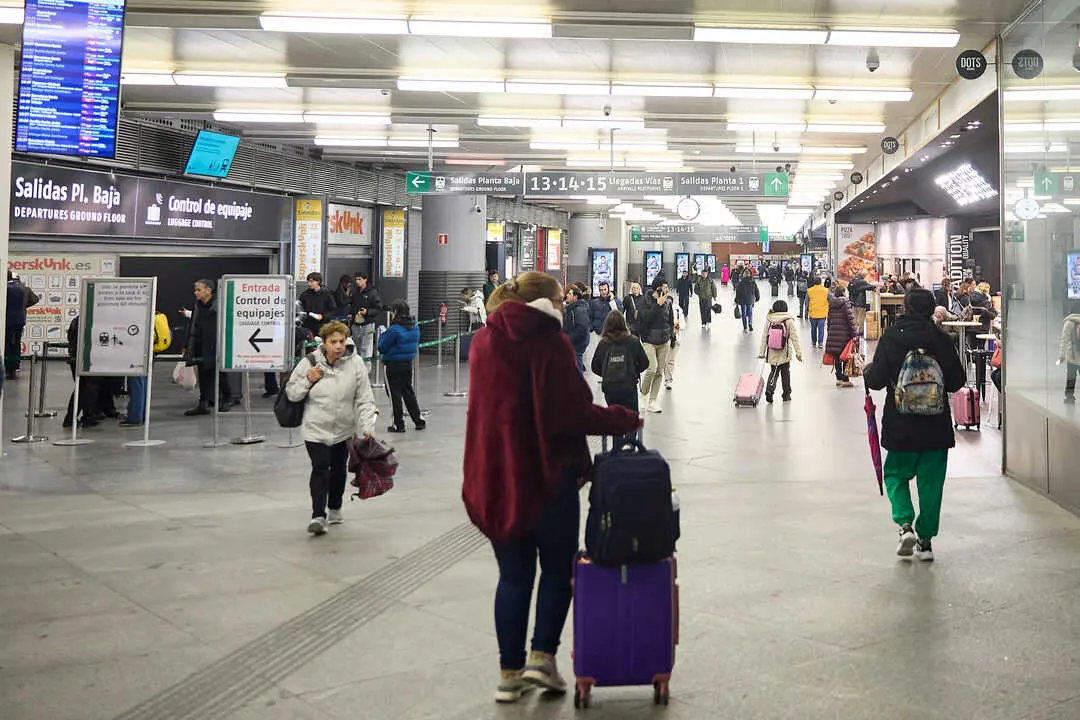 Pasajeros caminan por la estaci&oacute;n Madrid-Puerta de Atocha. / EP