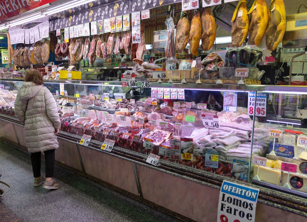Una mujer compra en una charcuter&iacute;a. / EP
