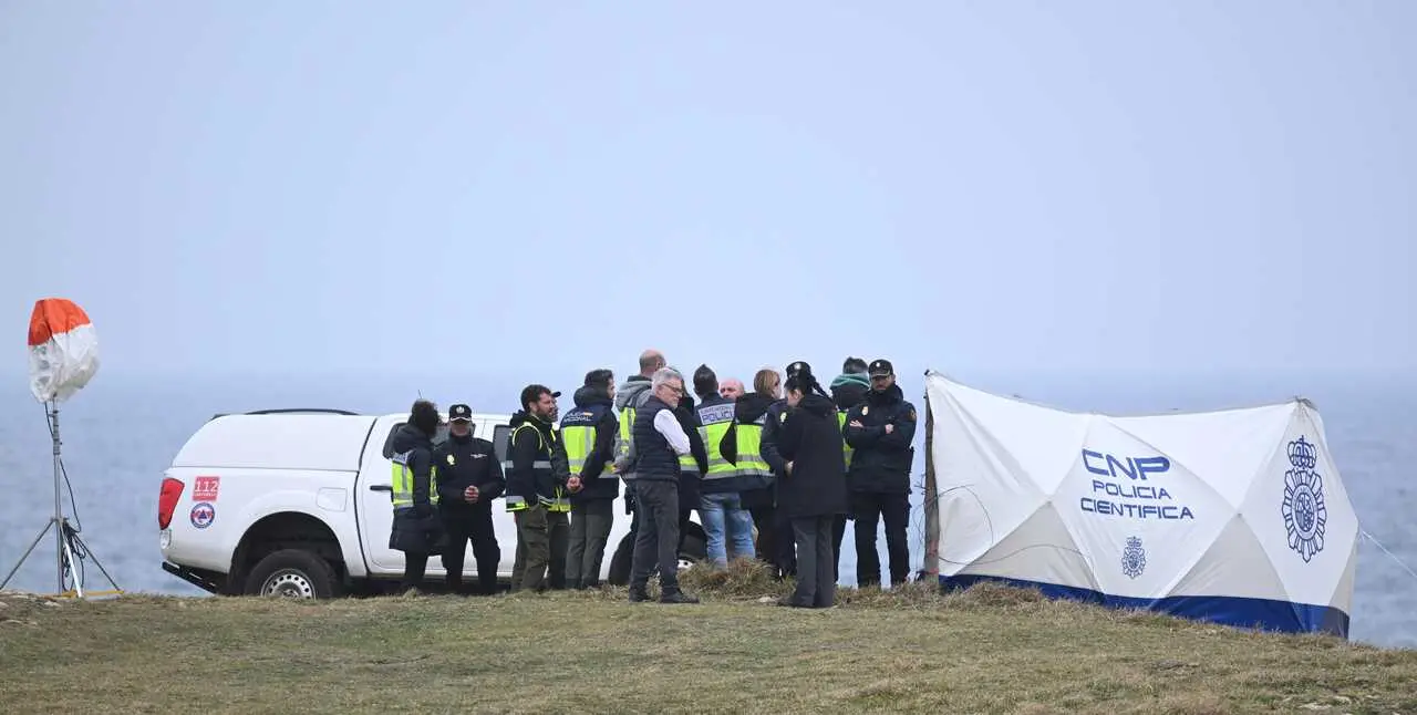 Agentes de los Servicios de Emergencias trabajan en la playa de El Bocal. / EP