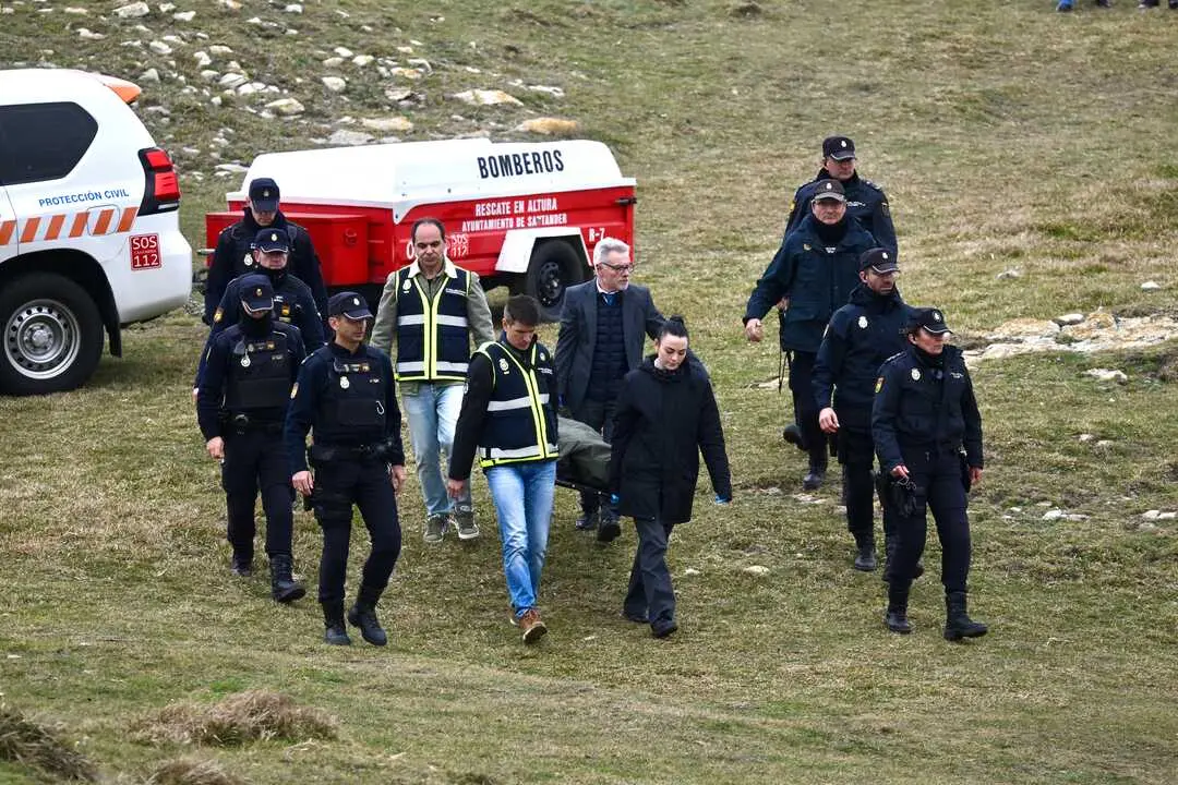 Agentes de los Servicios de Emergencias trabajan en la playa de El Bocal. / EP