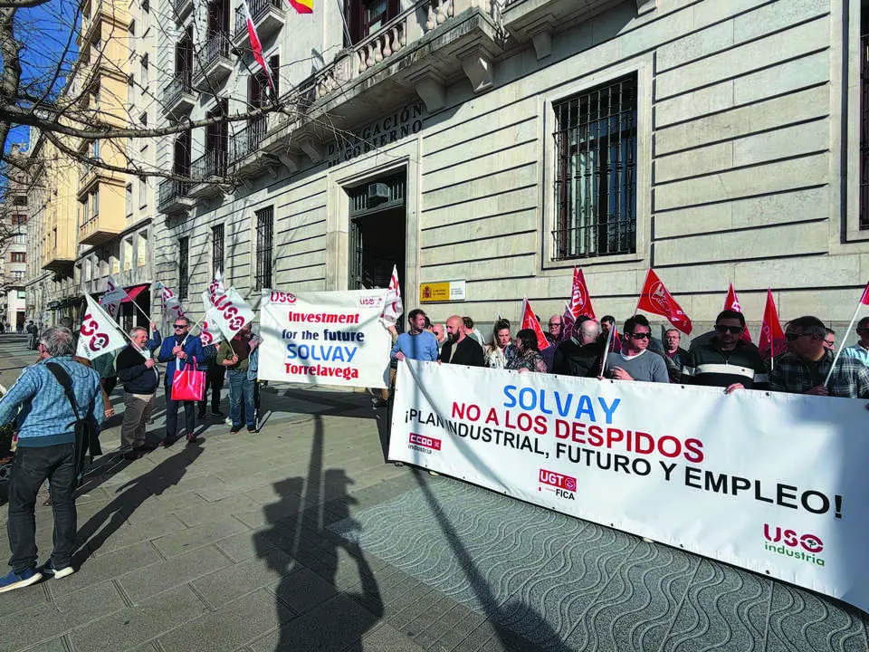 Varios trabajadores se concentraron ayer con grandes parcantas. / uso cantabria