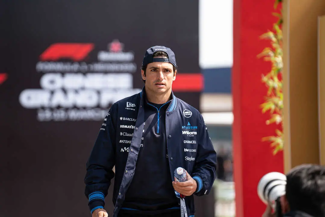 El inicio de Sainz est&aacute; marcado por un d&eacute;ficit estructural que afecta a cada fase del rendimiento del coche. / EP