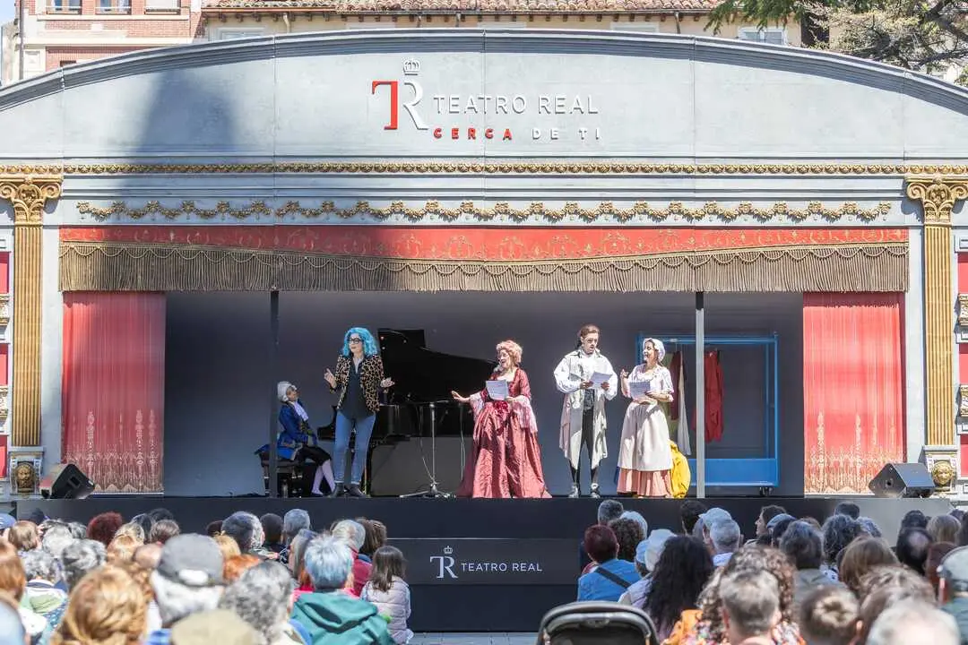 Con un escenario renovado y mayor despliegue, la Carroza inicia una gira r&eacute;cord que acercar&aacute; la &oacute;pera a miles de personas. / TEATRO REAL