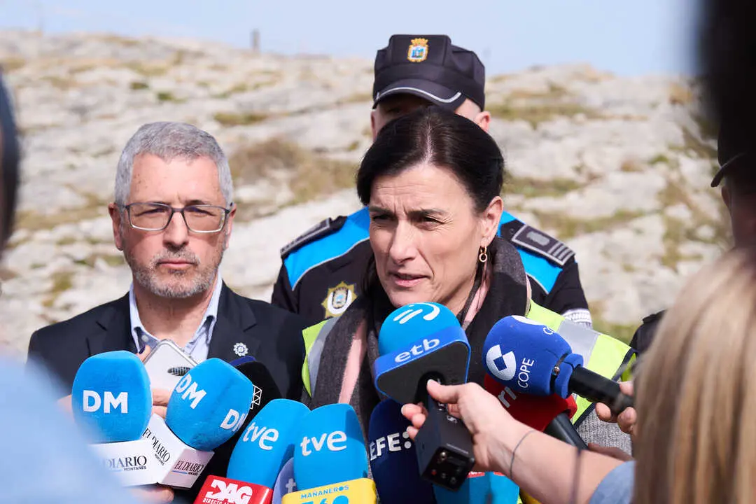 La acaldesa de Santander, Gema Igual, atiende a los medios durante las tareas de rescate en la playa de El Bocal. / EP