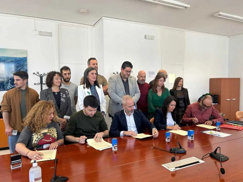 Firma del acuerdo sobre la subida salarial docente. / a.e