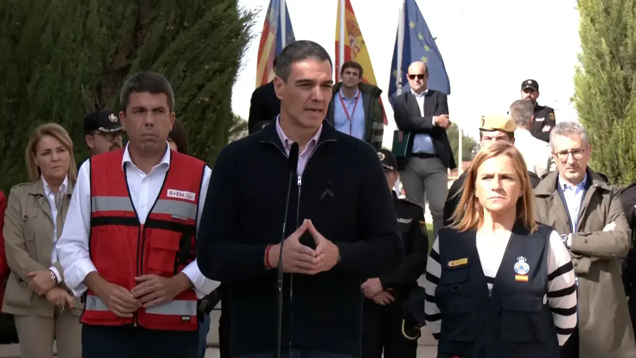 El presidente del Gobierno, Pedro S&aacute;nchez, junto al presidente de la Generalitat Valenciana, Carlos Maz&oacute;n, durante su visita al centro de coordinaci&oacute;n de emergencias por la DANA en la Comunidad Valenciana, en octubre de 2024.