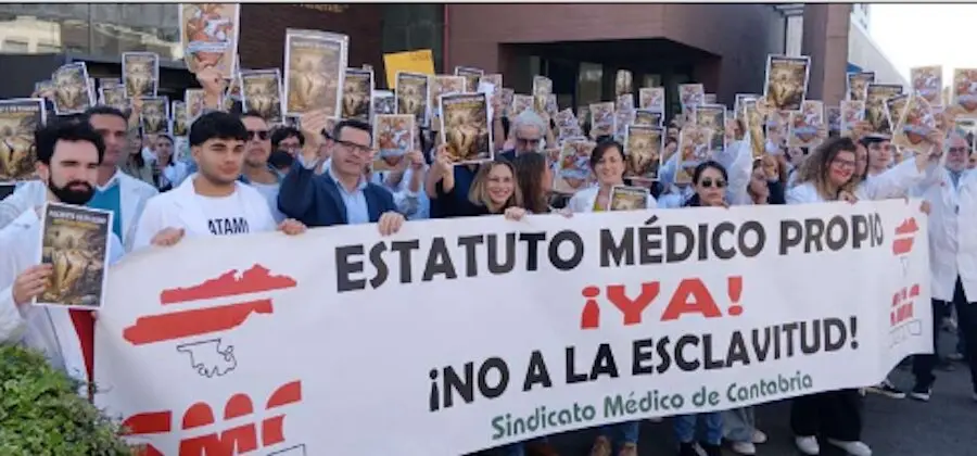 M&eacute;dicos y estudiantes se concentran en Cantabria para reclamar un estatuto propio de la profesi&oacute;n m&eacute;dica y denunciar la falta de avances en las negociaciones con el Ministerio de Sanidad.