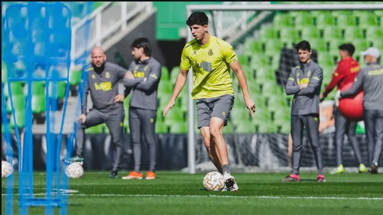 Un jugador del Racing se ejercita durante un entrenamiento en El Sardinero bajo la mirada del cuerpo t&eacute;cnico, en la previa del duelo ante el Albacete.