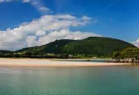Lejos del turismo masivo, este pueblo de Cantabria ha sabido conservar su esencia mientras ofrece una combinaci&oacute;n &uacute;nica de naturaleza, historia y mar. / A.E