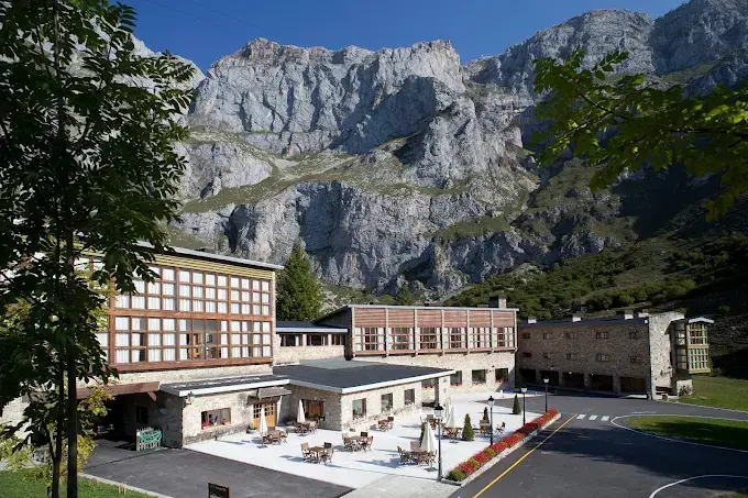 Cada vez m&aacute;s viajeros buscan algo m&aacute;s que un simple alojamiento, y este parador en Cantabria lo tiene todo. / A.E