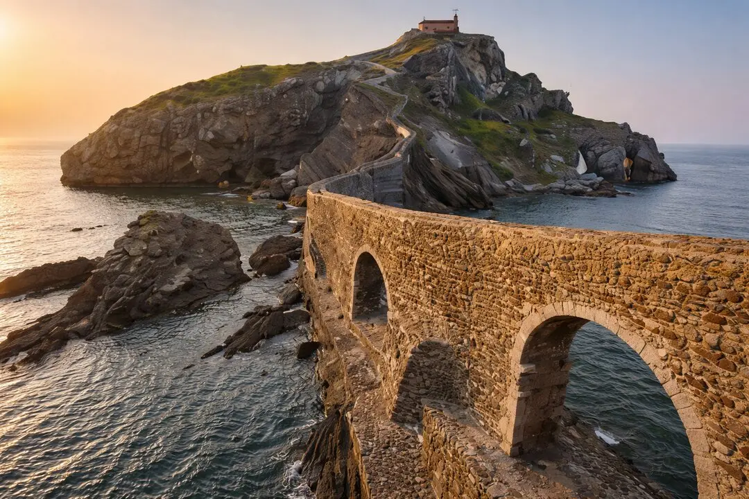 Dentro de las mejores rutas cerca de Cantabria, Gaztelugatxe destaca no solo por su paisaje, sino por cu&aacute;ndo se visita. / A.E