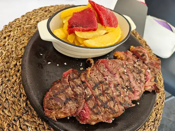 Para quienes buscan qu&eacute; hacer cerca de Cantabria, una escapada a Oviedo puede incluir una parada en este restaurante con una carta muy variada. / A.E