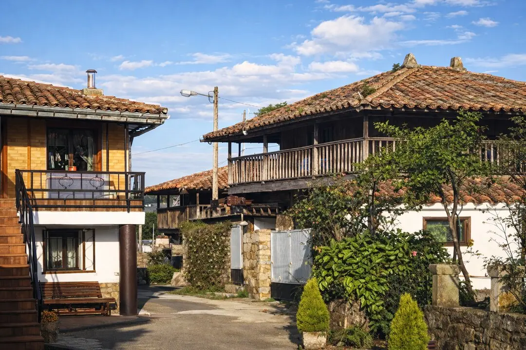 Cerca de Cantabria, este pueblo asturiano se ha convertido en un referente para conocer los h&oacute;rreos y la vida tradicional. / YT