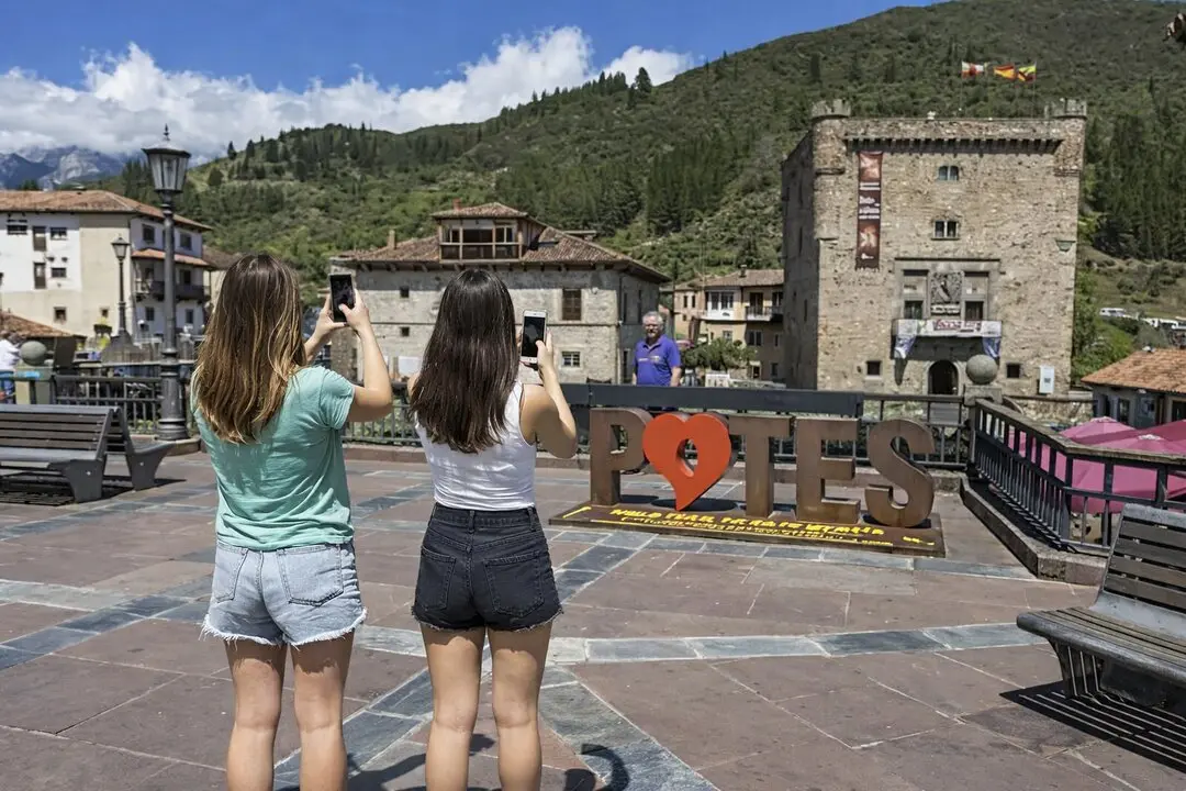 Varias personas se realizan una foto en Potes, Cantabria. / IA