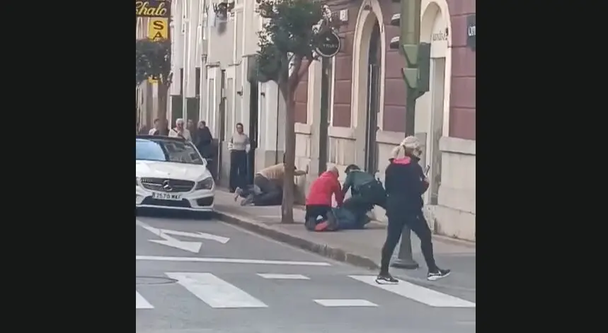 Agentes y varios ciudadanos colaboran para controlar a los implicados durante una intervenci&oacute;n que gener&oacute; gran expectaci&oacute;n entre los vecinos.