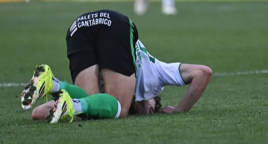 Un jugador del Racing de Santander se lamenta sobre el c&eacute;sped de El Sardinero tras la contundente derrota por 0-4 ante el Albacete.