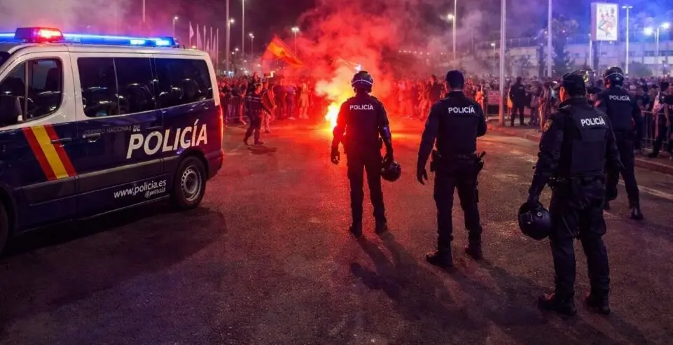 Agentes de la Polic&iacute;a Nacional durante un dispositivo de seguridad en las inmediaciones del estadio de El Sardinero, en Santander, en una imagen de archivo.