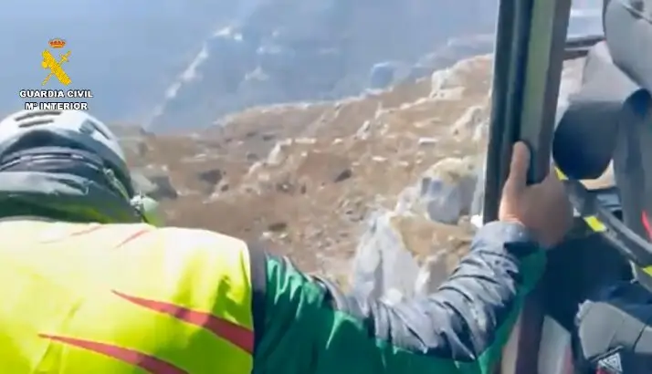 Un helic&oacute;ptero de la Guardia Civil participa en las labores de b&uacute;squeda y rescate del senderista fallecido en la zona de Rolac&iacute;as, en Arredondo, durante el operativo desplegado en monta&ntilde;a.