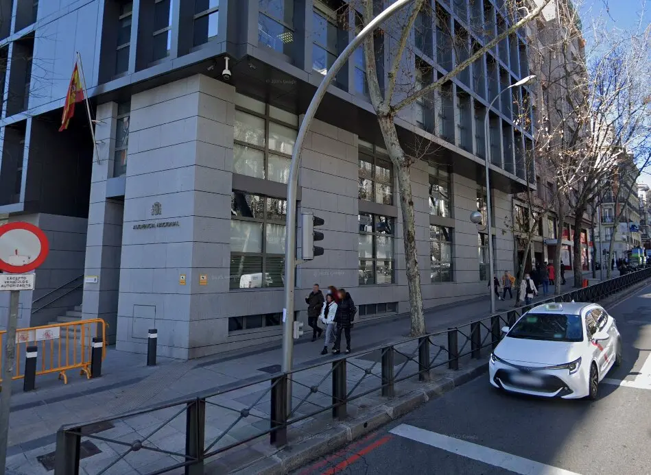 La Polic&iacute;a investiga a un empresario que, tras conocer una causa en su contra, decidi&oacute; instalarse junto a la Audiencia Nacional para controlar su evoluci&oacute;n. / A.E