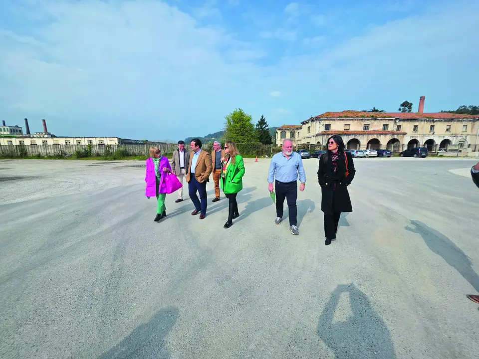 Representantes de Vox, encabezados por Alberto Rodr&iacute;guez Almeida, durante su visita a la planta de Solvay en Barreda. / alerta