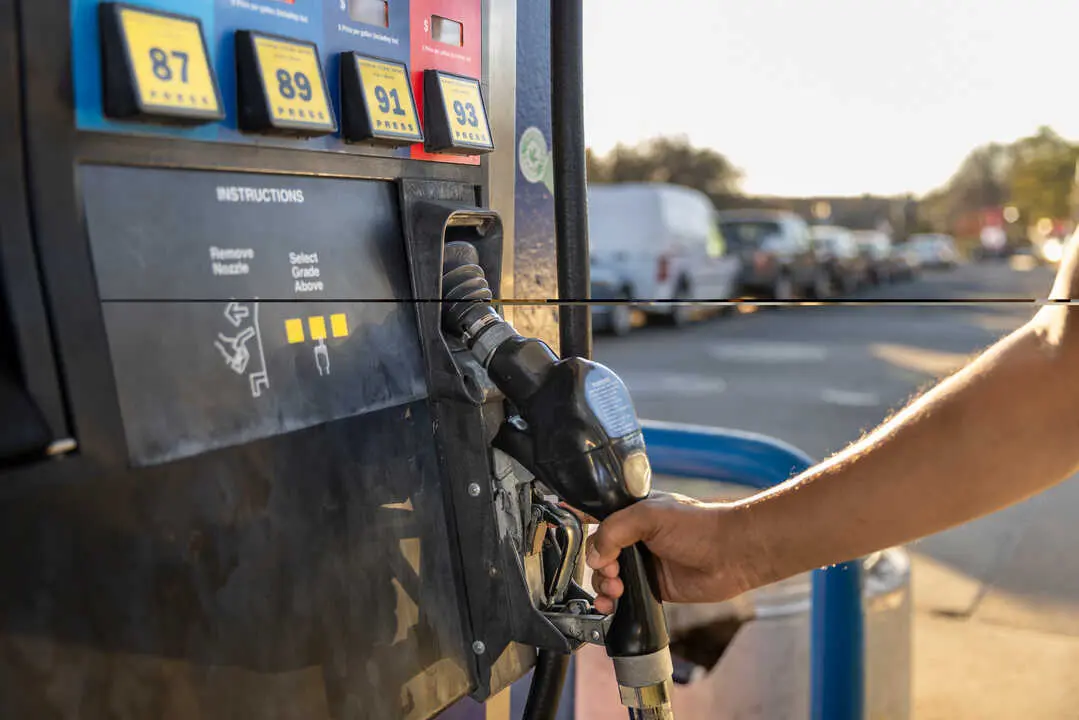 Una persona pone gasolina. / EP