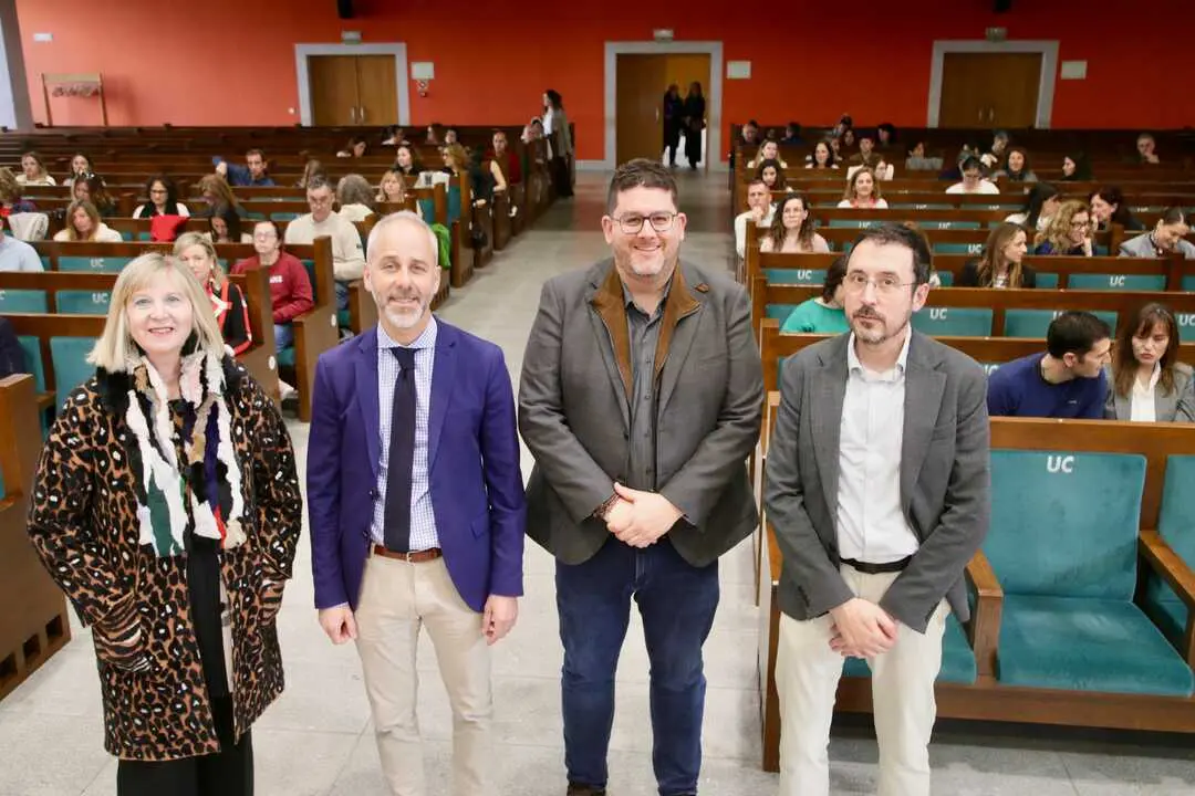 El consejero de Educaci&oacute;n, Sergio Silva (2I), anunci&oacute; que el Presupuesto de 2026 incorporar&aacute; m&aacute;s fondos
para becas de comedor y refuerzo administrativo. / alerta