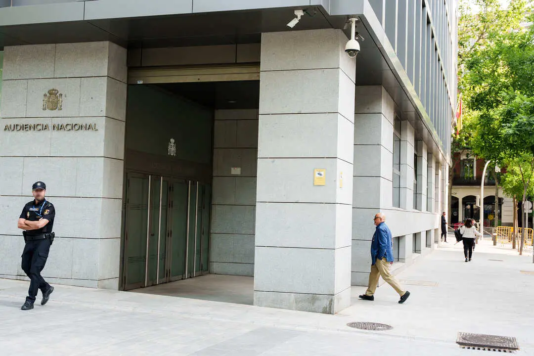 Un pol&iacute;cia en la entrada de la Audiencia Nacional. / EP