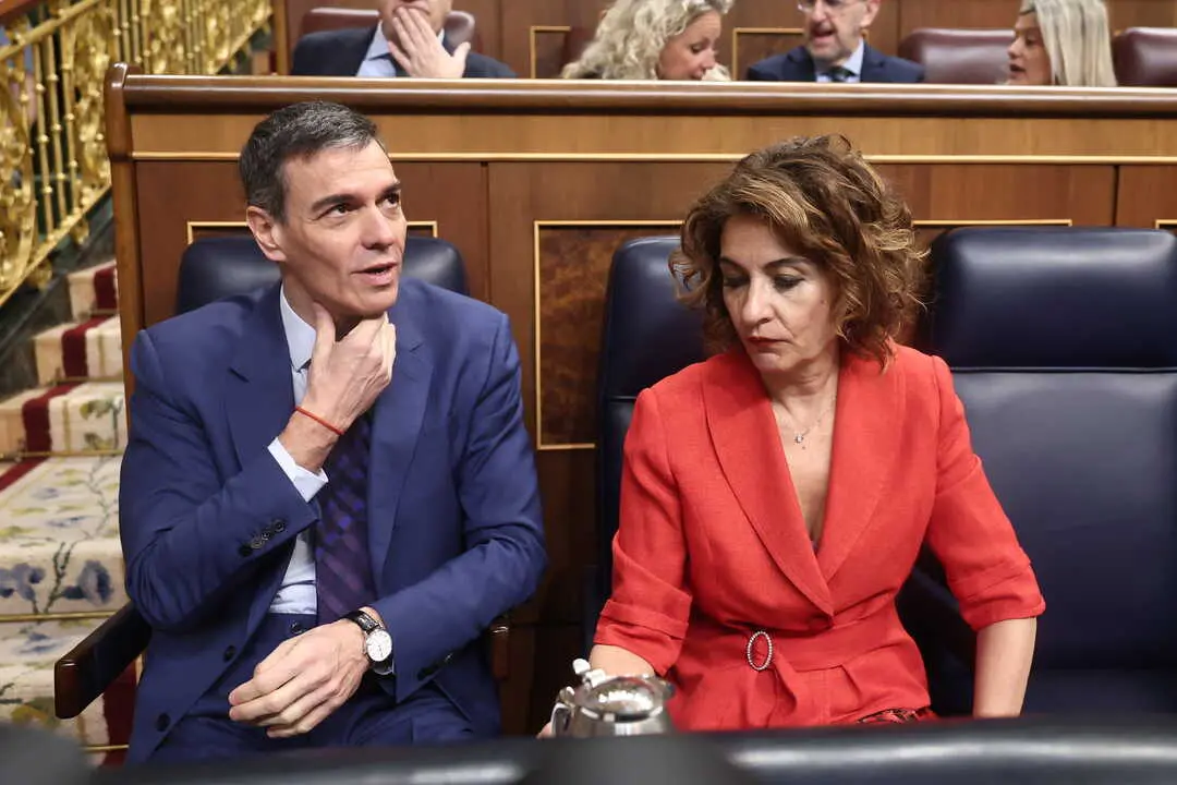 El presidente del Gobierno, Pedro S&aacute;nchez, y la vicepresidenta primera y ministra de Hacienda, Mar&iacute;a Jes&uacute;s Montero. / EP