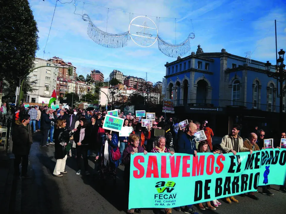 Centenares de santanderinos en una manifiestaci&oacute;n contra el McDonald&rsquo;s de Puertochico. / ep / archivo
