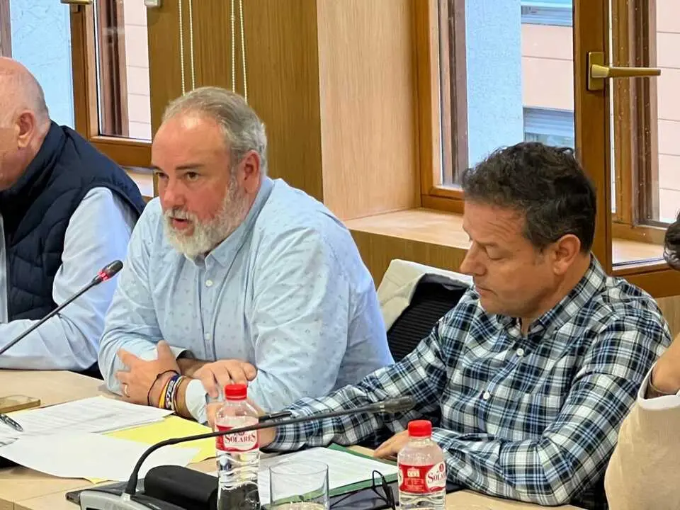 Los concejales de Vox en el Ayuntamiento de Torrelavega, Roberto Garc&iacute;a Corona y Antonio de la Riva. / vox