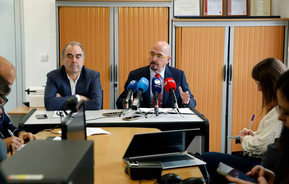 El consejero de Salud, C&eacute;sar Pascual, informa, en rueda de prensa, sobre Cohorte Cantabria. / alerta