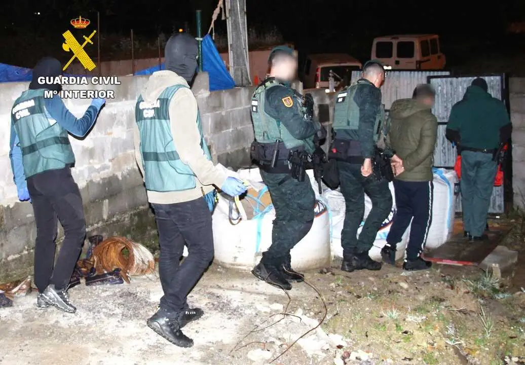 El clan detenido por tr&aacute;fico de drogas y armas en Cantabria blanque&oacute; m&aacute;s de 1,5 millones. / G.C