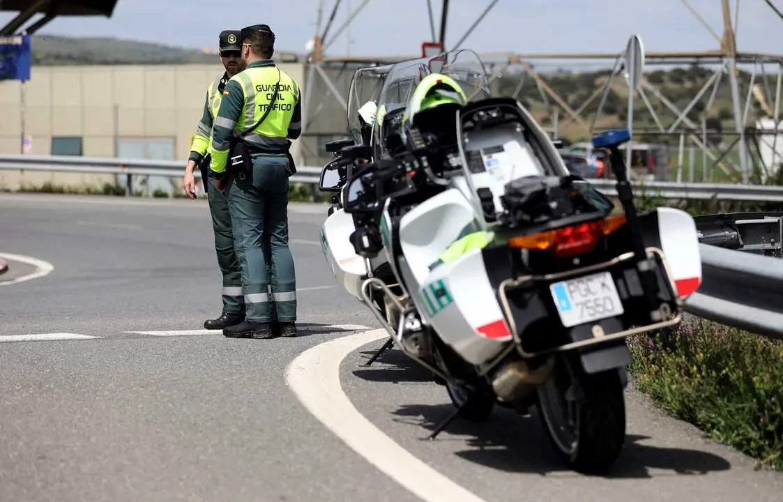 Dos agentes de la Guardia Civil en un control de tr&aacute;fico. / EP