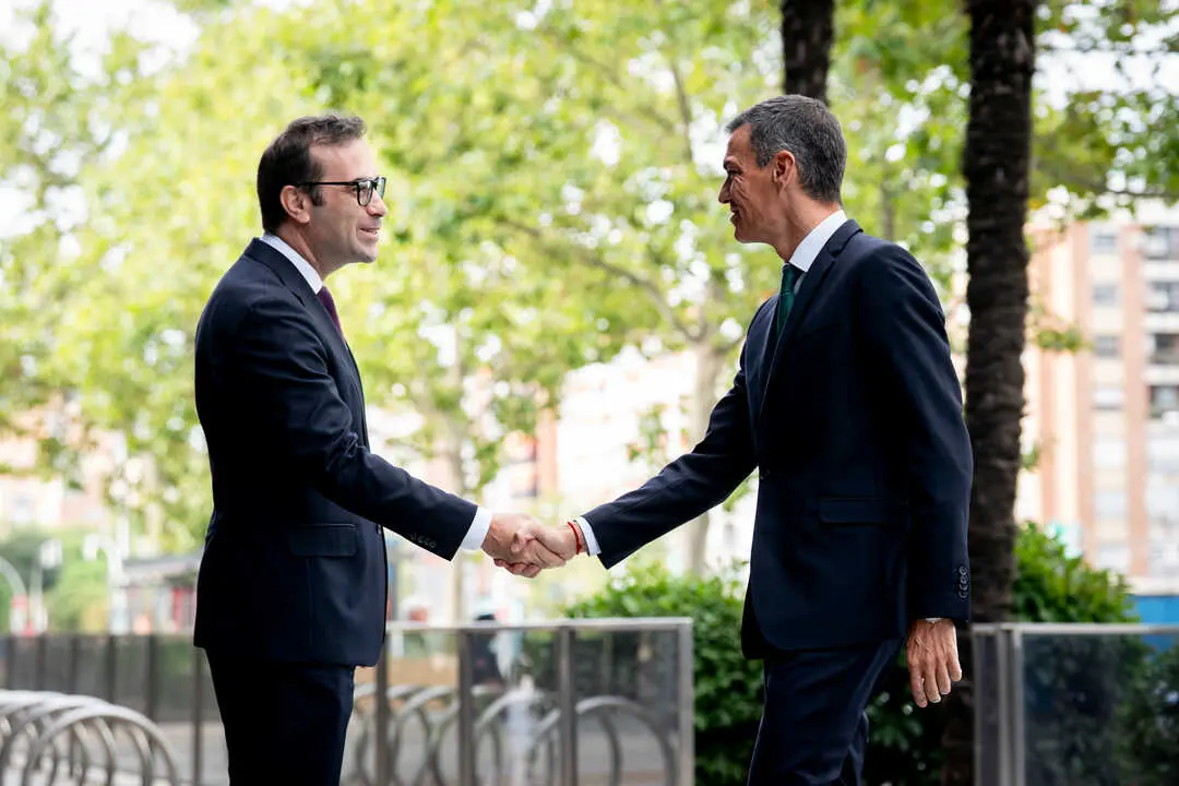 Pedro S&aacute;nchez (d) y Carlos Cuerpo (i). / EP