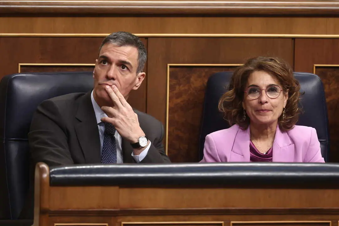 El presidente del Gobierno, Pedro S&aacute;nchez, y la vicepresidenta primera y ministra de Hacienda, Mar&iacute;a Jes&uacute;s Montero. / EP