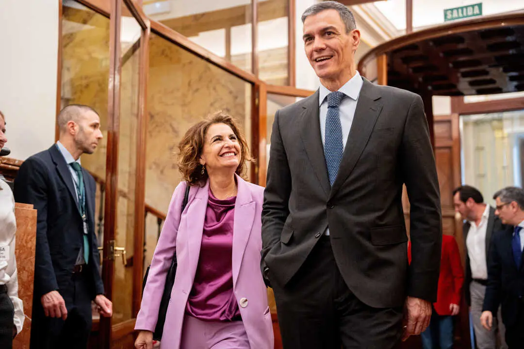 La vicepresidenta primera y ministra de Hacienda, Mar&iacute;a Jes&uacute;s Montero, y el presidente del Gobierno, Pedro S&aacute;nchez. / EP