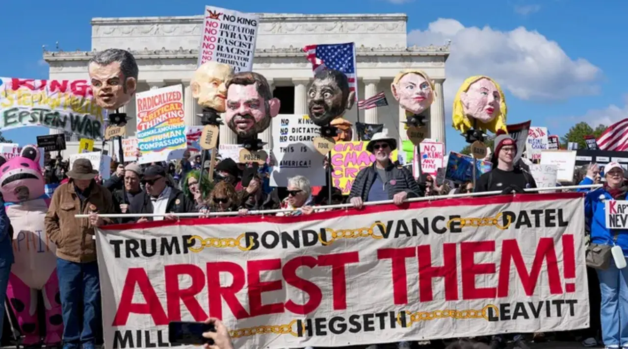 Manifestantes participan en una protesta del movimiento #NoKings frente al Lincoln Memorial, en Washington, con pancartas y mensajes contra l&iacute;deres pol&iacute;ticos y el poder institucional.