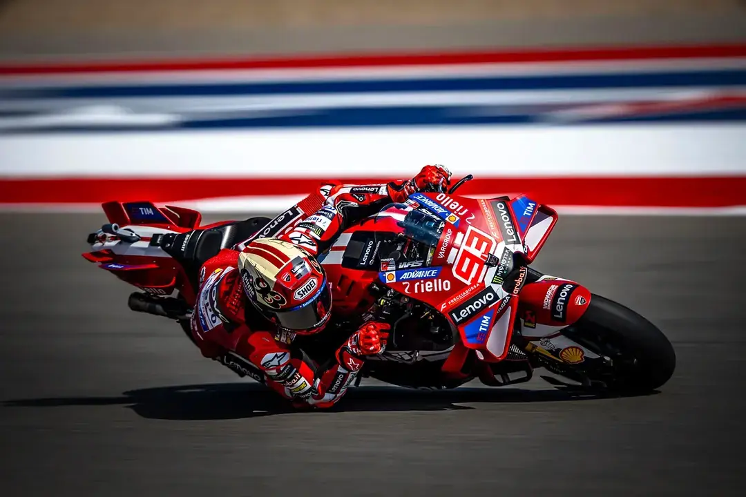 Marc M&aacute;rquez, durante la carrera sprint del GP de las Am&eacute;ricas, en plena inclinaci&oacute;n con su Ducati en el circuito de Austin.