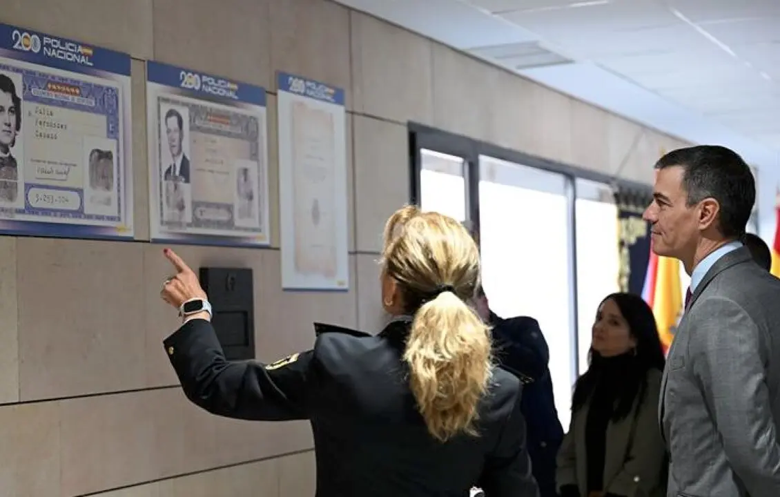 El presidente del Gobierno, Pedro S&aacute;nchez, durante una visita a dependencias de la Polic&iacute;a Nacional en la que se presentan avances en la digitalizaci&oacute;n del DNI, en una imagen de archivo.